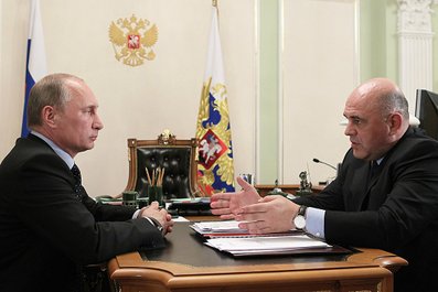 С руководителем Федеральной налоговой службы Михаилом Мишустиным. 23 июля 2013 года