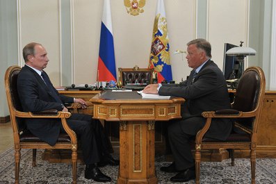 С президентом ОАО «Российские железные дороги» Владимиром Якуниным. 7 августа 2013 года