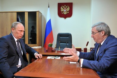 С полномочным представителем Президента в Сибирском федеральном округе Виктором Толоконским. 28 августа 2013 года