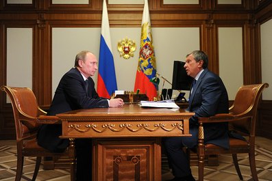 С президентом, председателем правления компании «Роснефть» Игорем Сечиным. 17 сентября 2013 года