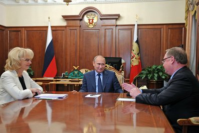 С Председателем Счётной палаты Татьяной Голиковой и Сергеем Степашиным, ранее возглавлявшим Счётную палату. 1 октября 2013 года