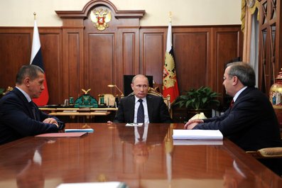 С вице-премьером – полпредом Президента в Дальневосточном федеральном округе Юрием Трутневым (слева) и главой МЧС Владимиром Пучковым. 10 октября 2013 года