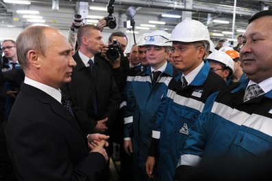 С рабочими комплекса нефтехимической промышленности «Тобольск-Полимер». 15 октября 2013 года
