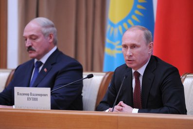 С Президентом Белоруссии Александром Лукашенко на пресс-конференции по итогам заседания Высшего Евразийского экономического совета. 24 октября 2013 года