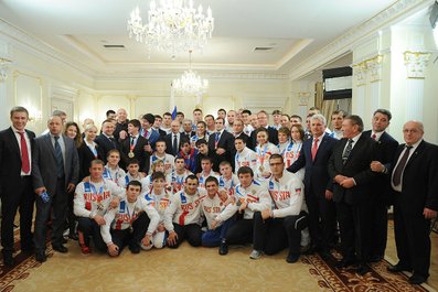 С российскими спортсменами – победителями II Всемирных игр боевых искусств. 31 октября 2013 года