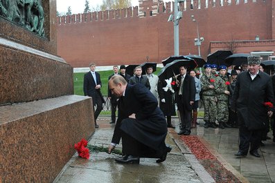 Возложение цветов к памятнику Кузьме Минину и Дмитрию Пожарскому на Красной площади. 4 ноября 2013 года