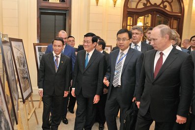 Во время осмотра фотовыставки ИТАР-ТАСС и Вьетнамского информационного агентства. 12 ноября 2013 года