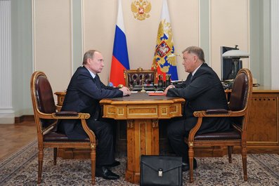 С президентом компании «Российские железные дороги» Владимиром Якуниным. 18 ноября 2013 года