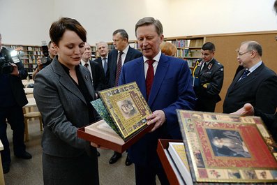 Руководитель Администрации Президента Сергей Иванов в Центральной городской библиотеке Выборга. 23 ноября 2013 года