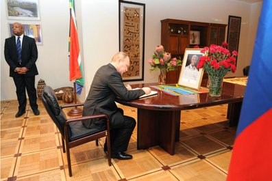 В ходе посещения посольства Южно-Африканской Республики в Москве. Владимир Путин сделал запись в книге соболезнований, открытой в связи с кончиной Нельсона Манделы. 9 декабря 2013 года