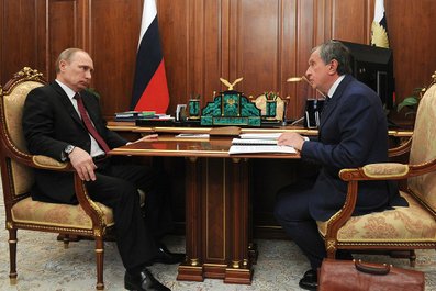 С президентом, председателем правления компании «Роснефть» Игорем Сечиным. 20 декабря 2013 года