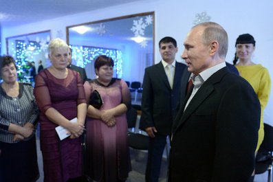 В пункте временного размещения пострадавших от наводнения. Владимир Путин заверил жителей Дальнего Востока, что отремонтированное жильё для них будет готово в срок. 31 декабря 2013 года