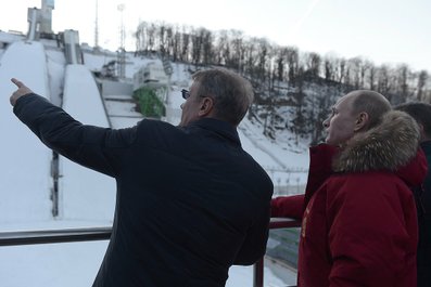 Во время посещения комплекса для прыжков с трамплинов «Русские горки». С главой «Сбербанка» Германом Грефом. 3 января 2014 года