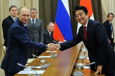 Перед началом встречи с Премьер-министром Японии Синдзо Абэ. 8 февраля 2014 года