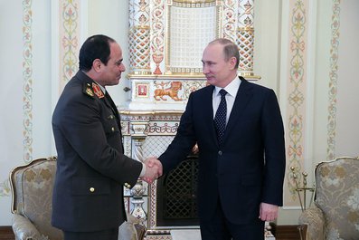 С Первым вице-премьером Египта – Министром обороны и военной промышленности Абделем-Фаттахом ас-Сиси. 13 февраля 2014 года