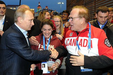 Во время посещения Канадского дома в Олимпийском парке в Сочи. С президентом Национального олимпийского комитета Канады Марселем Обю. 14 февраля 2014 года