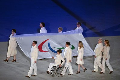 Церемония открытия XI зимних Паралимпийских игр. Вынос Паралимпийского флага. 7 марта 2014 года
