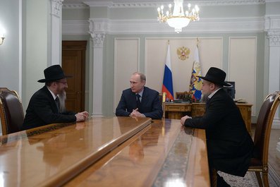 С главным раввином России Берлом Лазаром (слева) и президентом Федерации еврейских общин Александром Бородой. 14 апреля 2014 года