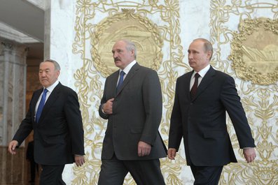 Президент Казахстана Нурсултан Назарбаев, Президент Белоруссии Александр Лукашенко, Владимир Путин перед началом заседания Высшего Евразийского экономического совета. 29 апреля 2014 года