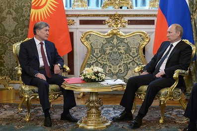 С Президентом Киргизии Алмазбеком Атамбаевым. 8 мая 2014 года