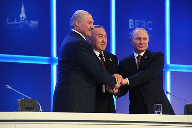 Владимир Путин, Президент Казахстана Нурсултан Назарбаев (в центре) и Президент Белоруссии Александр Лукашенко. 29 мая 2014 года