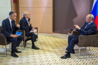 Во время записи интервью французским СМИ. С Жилем Було, телеканал TF 1 (слева), и Жан-Пьером Элькабахом, радиостанция «Европа-1». 3 июня 2014 года