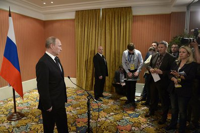 По завершении торжественных мероприятий по случаю празднования 70-летия высадки союзных войск в Нормандии Владимир Путин ответил на вопросы журналистов. 6 июня 2014 года