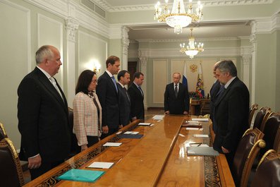 Владимир Путин начал совещание по экономическим вопросам с минуты молчания в память о погибших в авиакатастрофе над территорией Украины. 18 июля 2014 года