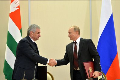 Владимир Путин и Рауль Хаджимба подписали Договор между Российской Федерацией и Республикой Абхазия о союзничестве и стратегическом партнёрстве. 24 ноября 2014 года