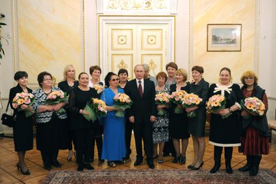 Владимир Путин встретился в Кремле с женщинами, чьи дети добились выдающихся результатов в искусстве, науке, спорте, а также были удостоены званий Героя России. 8 марта 2015 года